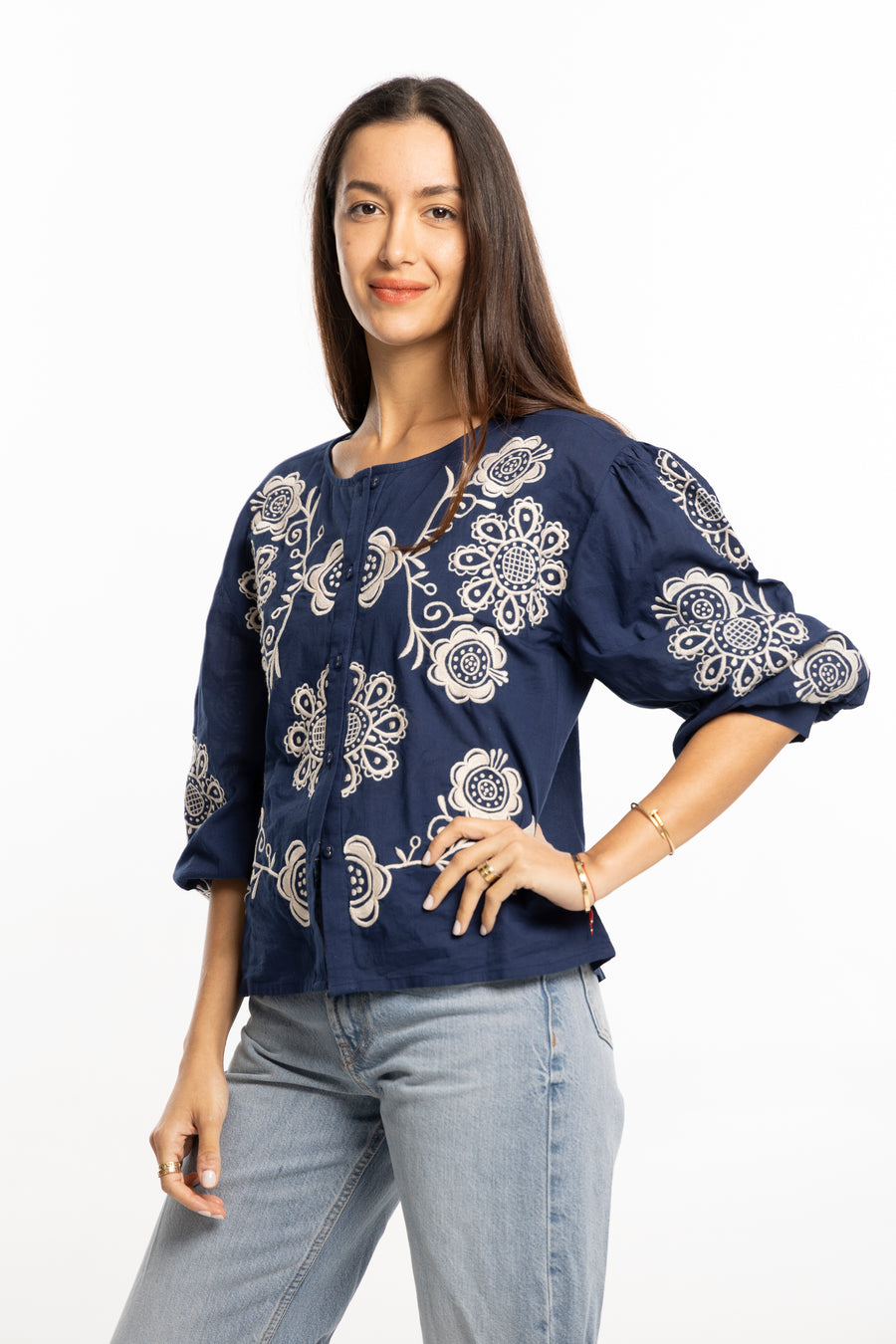 
The Egla Blouse in Navy by Bindu blends autumn elegance with comfort—crafted in embroidered cotton for a refined, versatile seasonal look.