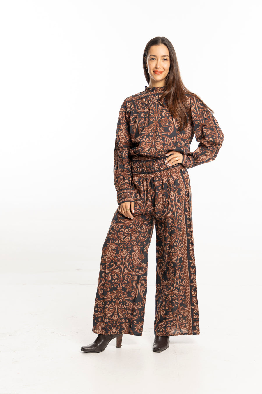 Styled Malia Top Espresso – autumn look with jeans or tailored pants
