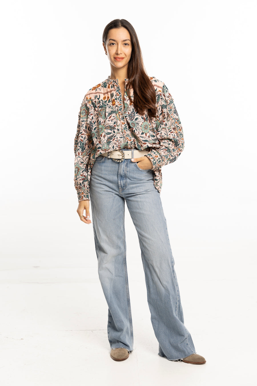 Styled Mariana Blouse Crystal Print – autumn outfit with jeans or tailored pants